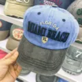 Detailansicht einer Vintage-Baumwoll-Kappe mit Miami Beach Stickerei. - Distressed Baseballkappe / FL Blau