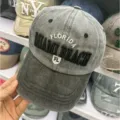 Detail der Vintage-Baseballkappe aus gewaschener Baumwolle mit Miami-Beach-Stickerei - Distressed Baseballkappe / FL Hellgrau