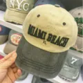 Detail einer Vintage-Baseballkappe aus gewaschener Baumwolle mit Miami Beach-Stickerei. - Distressed Baseballkappe / FL Khaki