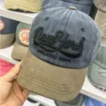 Nahaufnahme der Vintage-Baseballkappe aus gewaschener Baumwolle mit New York-Stickerei - Distressed Baseballkappe / Marineblau
