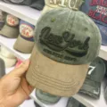 Detailansicht der abgenutzten grün-beigen Baseballkappe mit New York Stickerei - Distressed Baseballkappe / Grün