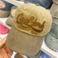 Nahaufnahme einer Vintage-Baumwollkappe mit New York-Stickerei und Used-Look. - Distressed Baseballkappe / Khaki