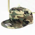 Detailansicht einer Snapback-Mütze mit Camouflage-Muster für Streetwear und Mode - Flachrand-Stil / Grün Camouflage