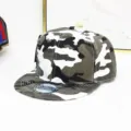 Detailansicht einer stylischen Camouflage-Snapback-Cap mit einem holografischen Aufkleber. - Flachrand-Stil / Grau Camouflage