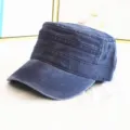 Vista laterale che mostra la trama di un berretto cadet in denim lavato blu navy da uomo. - Adulto (55-60cm) / Blu navy