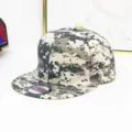 Detailaufnahme eines Snapback-Huts mit digitalem Camouflage-Muster und flacher Krempe - Flachrand-Stil / Digitale Tarnung
