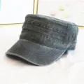 Primo piano di un berretto stile cadet grigio in denim lavato con cuciture rifinite. - Adulto (55-60cm) / Verde militare