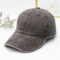 Makroansicht der Vintage-Baseballkappe aus gewaschener Baumwolle mit Used-Effekt - 55-60cm / Kaffeebraun