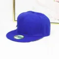 Detaillierte Seitenansicht einer königsblauen Snapback-Kappe mit flachem Schirm - Flachrand-Stil / Saphirblau