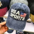 Detailansicht einer Vintage-Denim-Baseballkappe mit USA SPORTS Stickerei-Muster - 55-60cm / Marineblau (USA SPORTS)