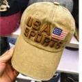 Nahaufnahme der USA SPORTS Stickerei und des Flaggen-Patches auf der Vintage-Kappe - 55-60cm / Khaki (USA SPORTS)