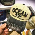 Nahaufnahme der Vintage-Baseballkappe mit 'OCEAN 1387' Stickerei und Lederdetails - 55-60cm / Schwarzer Schirm (OCEAN)