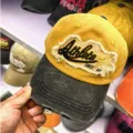 Detailansicht einer gelb-grauen Vintage-Baseballkappe mit Athlete-Stickerei. - 55-60cm / Gelb (Athlete)