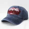 Detailansicht des bestickten 'Original'-Aufnähers auf einer verwaschenen blauen Basecap - Distressed Baseballkappe / Armeegrün (Stil 77)