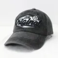 Detailansicht einer verwaschenen grauen Baseballkappe mit hochwertigen Stickerei-Patches - Distressed Baseballkappe / Schwarz (Stil 77)