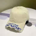 Detailansicht der beigen Distressed-Baseballkappe mit blauer Stickerei und ausgefranster Krempe. - 55-60cm / Beige