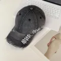 Vista detallada de una gorra de béisbol de mezclilla gris con bordado "NEVER GIVE UP". - Estilo Americano Distressed (20240229) / 55-60cm / Denim Gris