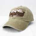 Nahaufnahme der hochwertigen Vintage-Stickerei auf einer khakifarbenen Baumwoll-Baseballkappe - Distressed Baseballkappe / Khaki (Stil 77)