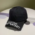 Nahaufnahme einer schwarzen verwaschenen Baseballkappe mit ausgefranster Krempe und Stickerei - 55-60cm / Schwarz