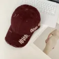Detalle de gorra de béisbol granate estilo vintage con bordado Never Give Up - Estilo Americano Distressed (20240229) / 55-60cm / Burdeos