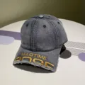Detailansicht der gewaschenen Denim-Basecap mit Goldstickerei und Used-Look - 55-60cm / Denim Schwarz