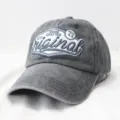 Nahaufnahme einer grauen Vintage-Baseballkappe aus gewaschener Baumwolle mit Stickerei. - Distressed Baseballkappe / Hellgrau (Stil 77)