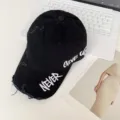 Vista detallada de la gorra de béisbol de algodón negro con bordado blanco. - Estilo Americano Distressed (20240229) / 55-60cm / Negro