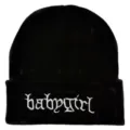 Detail der weißen gotischen „babygirl“-Stickerei auf einer schwarzen Strickmütze - Schwarz