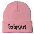 Detailansicht einer rosa Strickmütze mit schwarzer Babygirl-Stickerei in Gotikschrift - Rosa