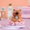 Vue détaillée d'une figurine de capybara mignonne sur une base de lotus rose pour le bureau - Stabilité Émotionnelle (Capybara)