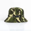 Detailansicht eines Camouflage-Anglerhutes mit verstellbarem Kordelzug und breitem Rand. - M (56-58cm) / Grün Camouflage