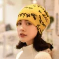 Leuchtend gelbe Slouch Beanie Mütze für Damen mit schwarzem Paris-Aufdruck und Herzen - Englischer Buchstabenstreifendruck / Verstellbar / Gelb