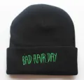 Unisex schwarze Strickmütze mit neongrünem BAD HAIR DAY Slogan Stickerei Detail - Verstellbar / Schwarzer Hintergrund Grüne Buchstaben