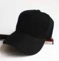 Detailansicht einer schlichten schwarzen Canvas-Baseballkappe mit gebogenem Schirm - Verstellbar / Schwarz