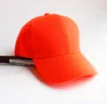 Detailansicht einer leuchtend orangefarbenen Baseballkappe aus Canvas mit schlichtem Design. - Verstellbar / Orangerot