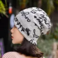 Graue multifunktionale Beanie-Mütze mit schwarzem Buchstabendruck - Englischer Buchstabenstreifendruck / Verstellbar / Grau