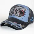 Detailansicht einer Vintage-Baseballkappe mit Hai-Stickerei und verwaschenem Denim-Effekt - Hellblau