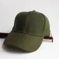 Seitenansicht eines schlichten olivgrünen Segeltuch-Basecaps in minimalistischem Design - Verstellbar / Armeegrün