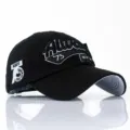 Seitenansicht der schwarzen Baumwoll-Basecap mit hochwertiger Vintage-Stickerei 'Always 75'. - Erwachsene (55-60cm) / Schwarz