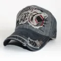 Detailansicht der Vintage-Baseballkappe mit Hai-Stickerei und Distressed-Effekt - Hai Stickerei Stil / Mittelgrau