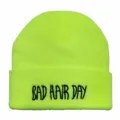 Neongelbe Strickmütze mit schwarzem BAD HAIR DAY Stickerei-Slogan für Damen und Herren. - Verstellbar / Neongelb