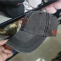 Detailansicht einer Vintage-Basecap aus gewaschenem Denim mit oranger C-Stickerei. - Buchstabe C Stickerei Stil (1997) / C Schwarz