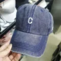 Detail einer gewaschenen Denim-Baseballkappe mit weißem C-Buchstaben-Stick - Buchstabe C Stickerei-Stil / Denim Blau Mit Buchstabe C
