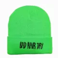 Auffällige neongrüne Strickmütze mit schwarzem 'BAD HAIR DAY' Stickerei-Detail am Umschlag - Verstellbar / Fluoreszierendes Grün