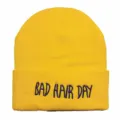 Lebhafte gelbe Strickmütze mit violetter BAD HAIR DAY Bestickung für Erwachsene - Verstellbar / Hellgelb