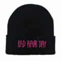 Stylische schwarze Strickmütze mit pinkfarbenem BAD HAIR DAY Stickerei-Schriftzug für Damen - Verstellbar / Schwarz mit beerenroten Buchstaben