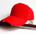 Klassische rote Canvas-Baseballkappe mit verstellbarem Riemen für optimalen Sonnenschutz - Verstellbar / Rot