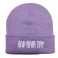 Trendige lila Strickmütze mit weißem BAD HAIR DAY Stickerei-Design für Damen und Herren - Verstellbar / Hellviolett