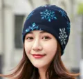 Berretto multifunzionale blu navy con un'elegante stampa a fiocchi di neve blu chiaro - Stampa Fiocco di Neve / Regolabile / Blu navy