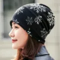 Morbido berretto multifunzionale nero con un elegante design a fiocchi di neve bianchi - Stampa Fiocco di Neve / Regolabile / Nero